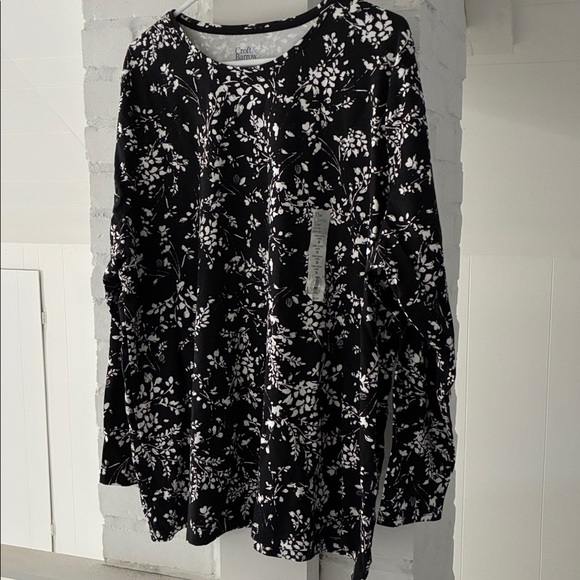 NWT Croft & Barrow Monochrome Floral Women's long sleeve - Picture 4 of 6